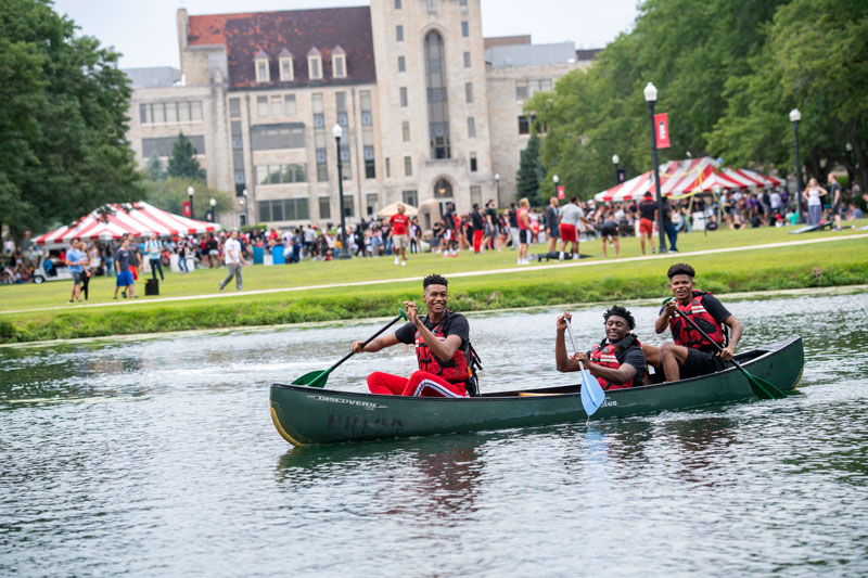 Students canoeing in East Lagoon